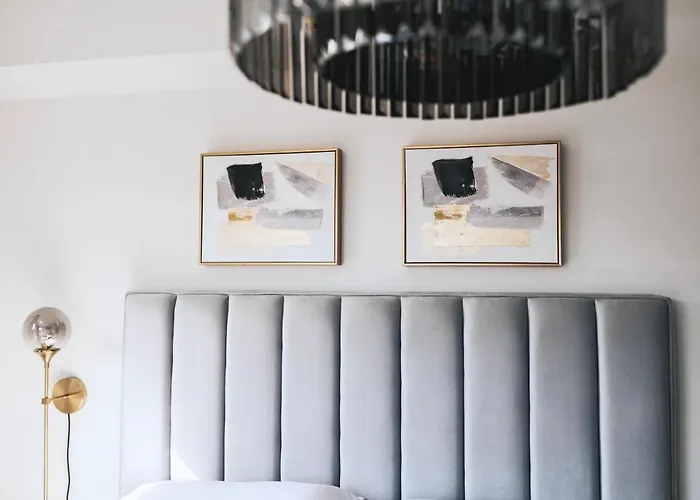 Modern And Bright Luxury Home Centrally Located In Toronto\'S Gta