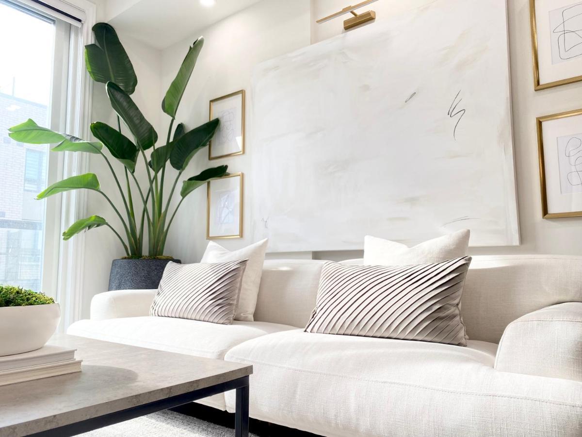 Apartment Modern And Bright Luxury Centrally Located In Toronto's Gta *