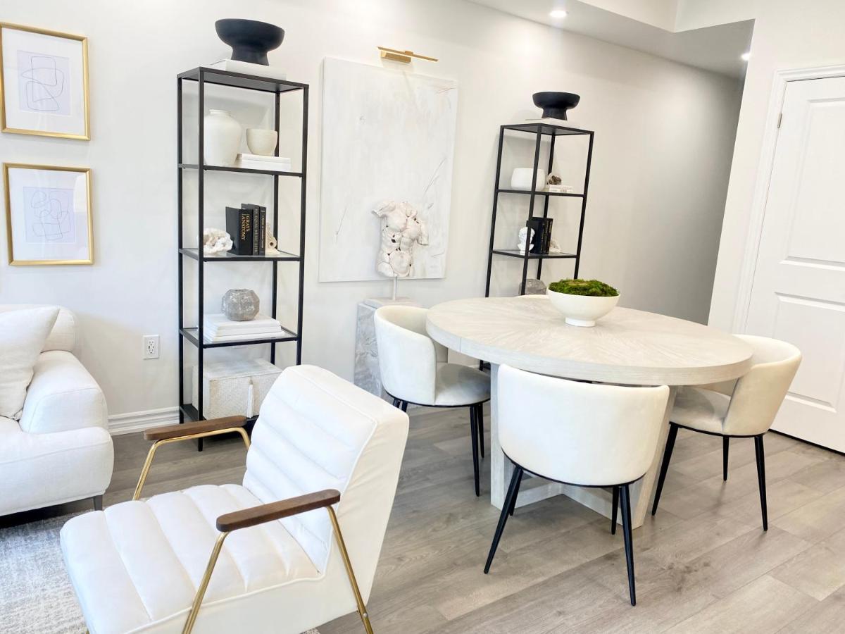 Apartment Modern And Bright Luxury Centrally Located In Toronto's Gta *