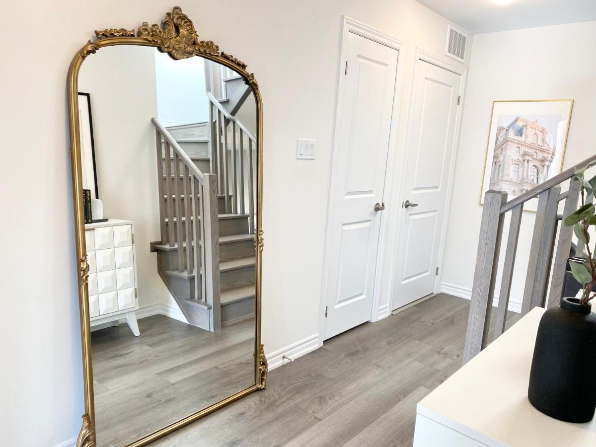 Apartment Modern And Bright Luxury Centrally Located In Toronto's Gta *