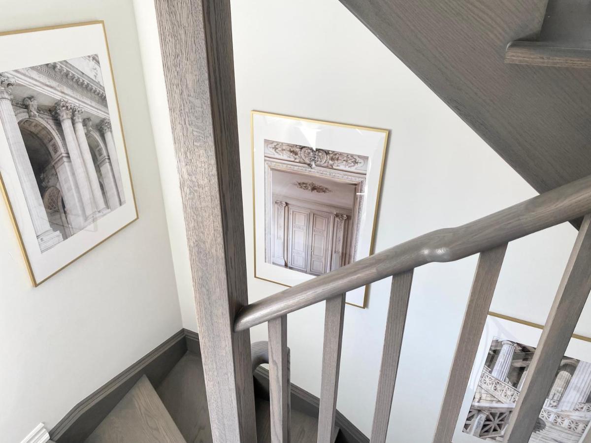Modern And Bright Luxury Centrally Located In Toronto's Gta Apartment *