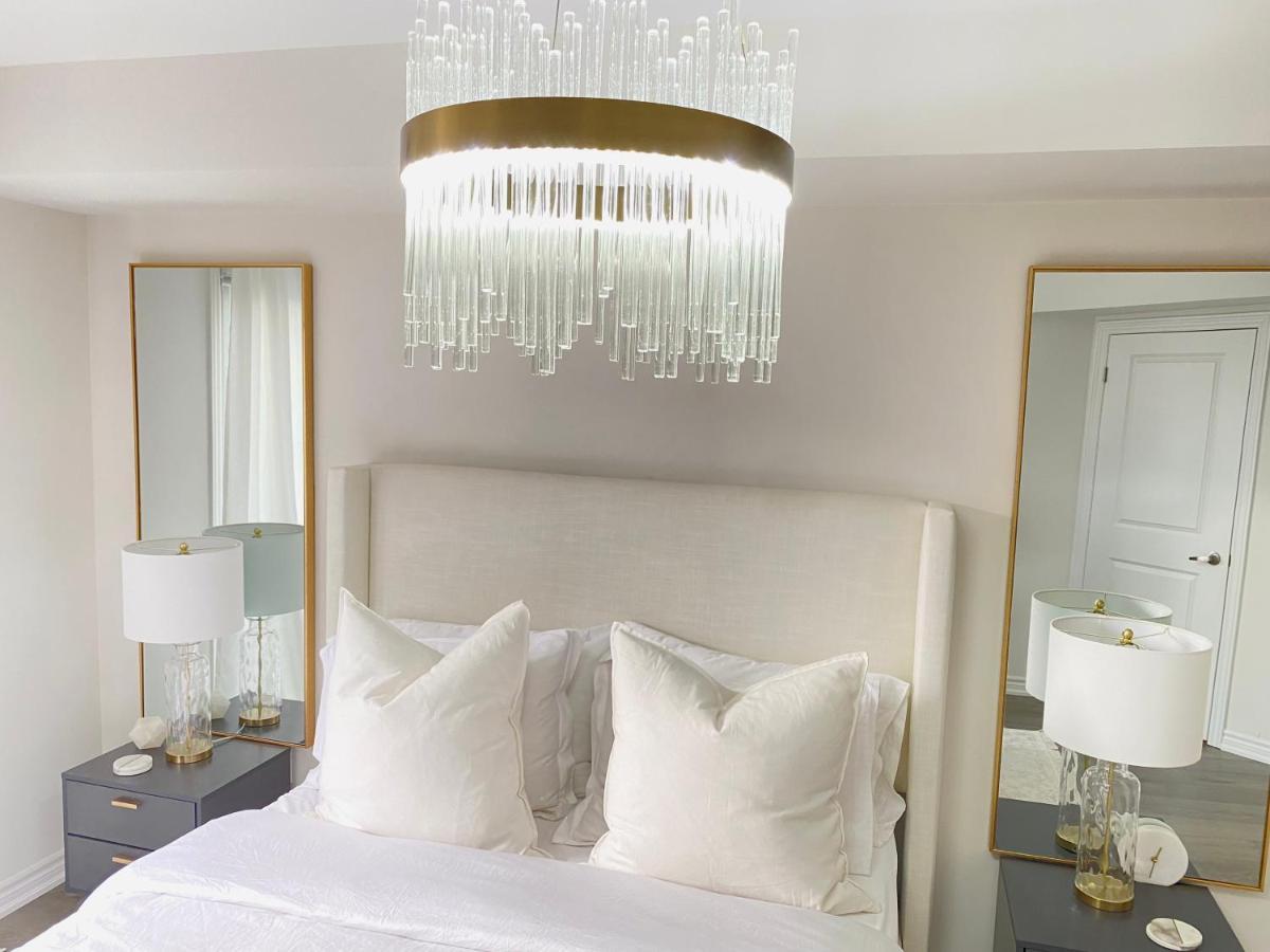 Apartment Modern And Bright Luxury Centrally Located In Toronto's Gta *