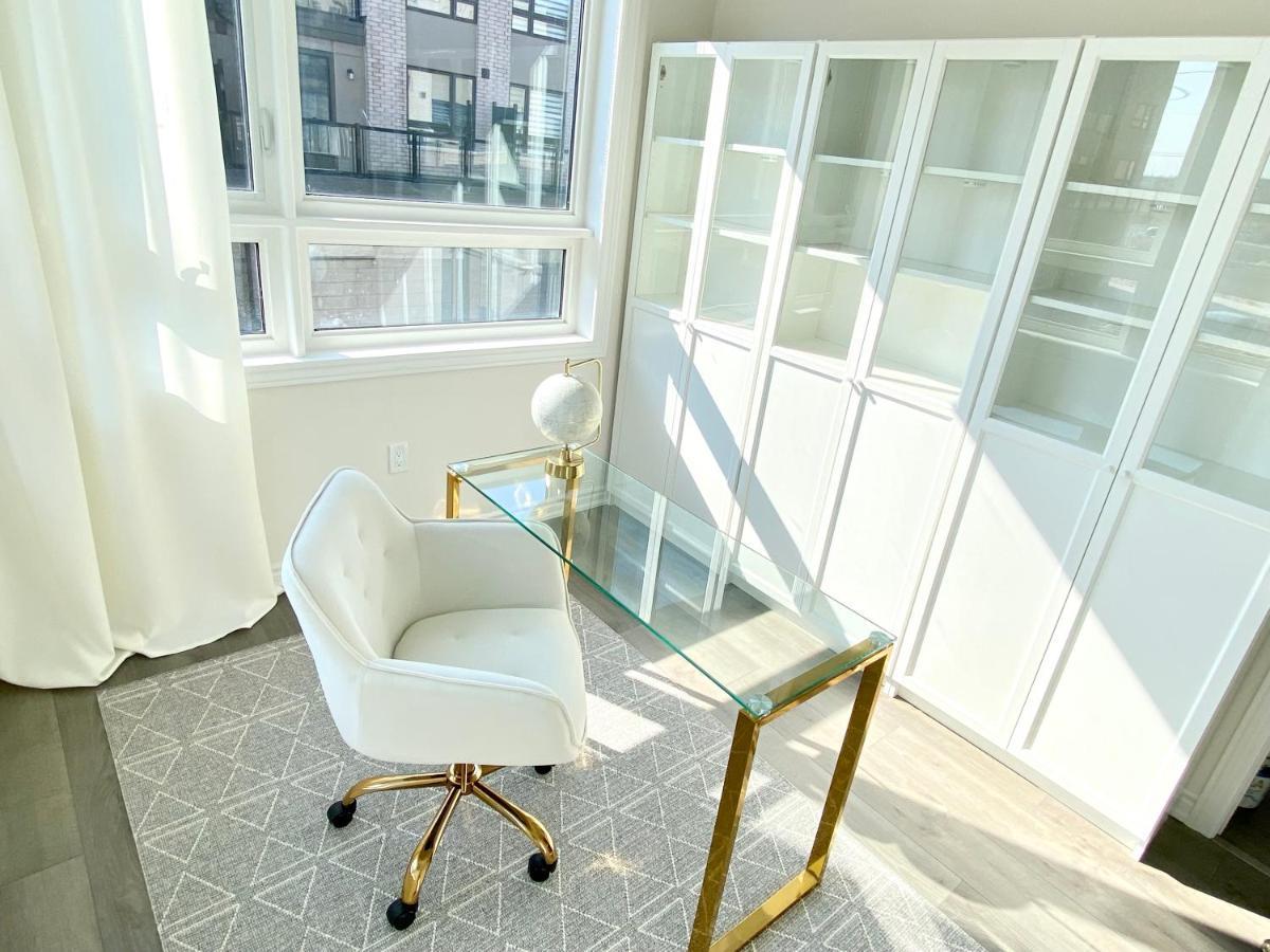 Apartment Modern And Bright Luxury Centrally Located In Toronto's Gta