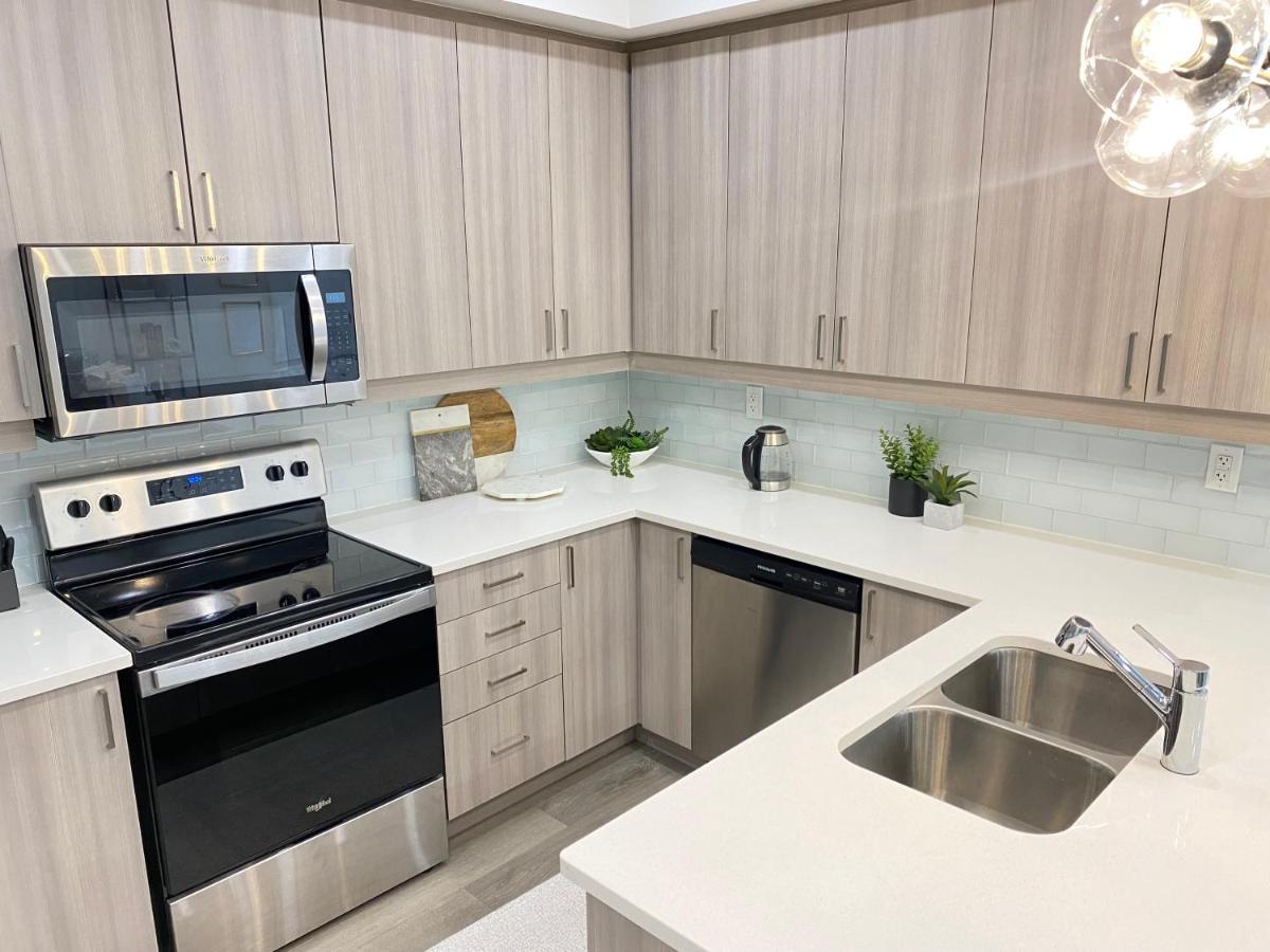 Modern And Bright Luxury Centrally Located In Toronto's Gta Apartment *